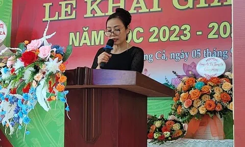 Hoa hậu doanh nhân Nguyễn Thị Hân trao tặng quà cho học sinh nghèo vượt khó tại xã Bằng Cả - Quảng Ninh